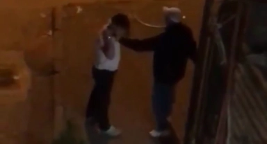 Kardeşini sokak ortasında bıçakla rehin aldı!