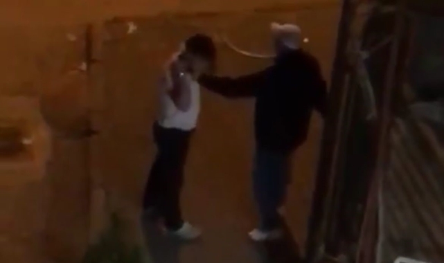 Kardeşini sokak ortasında bıçakla rehin aldı!