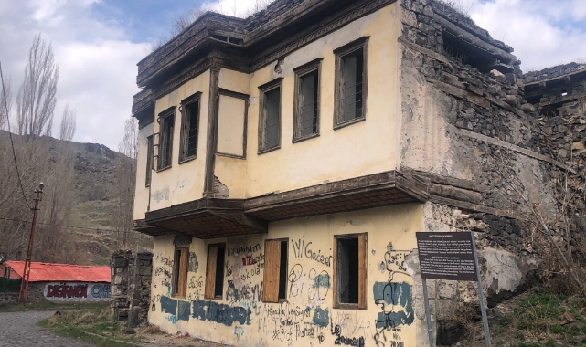 Kars’ta tarihi paşa konağı yıkılıyor