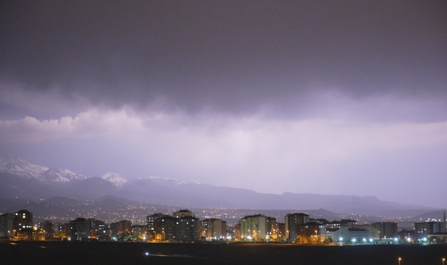Kayseri'de şimşekler geceyi aydınlattı