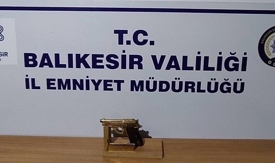 Kız meselesinden husumetlisini tabanca ile vurdu