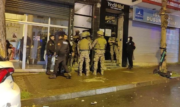 Komşu dehşeti: 4 kişilik aileyi rehin aldı