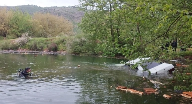 Kontrolden çıkan otomobil gölete düştü