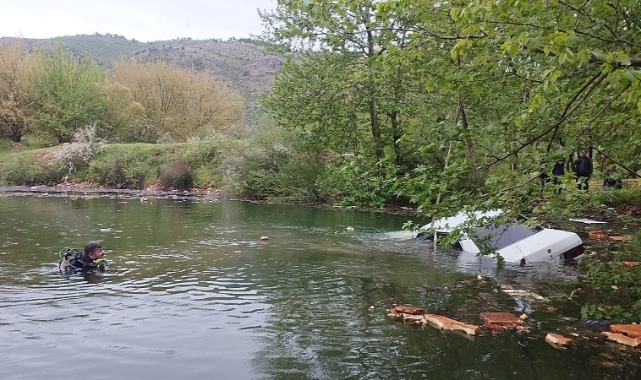 Kontrolden çıkan otomobil gölete düştü