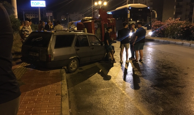 Kontrolden çıkan otomobil kaldırıma vurdu