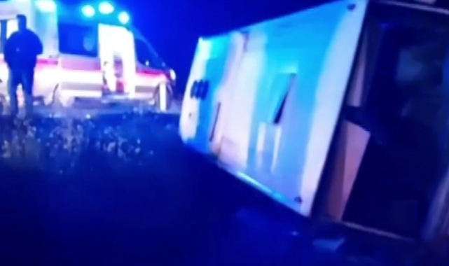Kontrolden çıkan servis minibüsü yan yattı: 9 yaralı