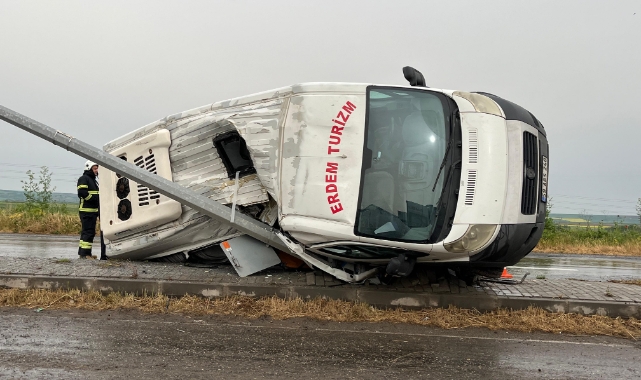 Lastikleri patlayınca yoldan çıkıp devrildi