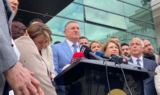 Lütfü Savaş'tan YSK önünde açıklama