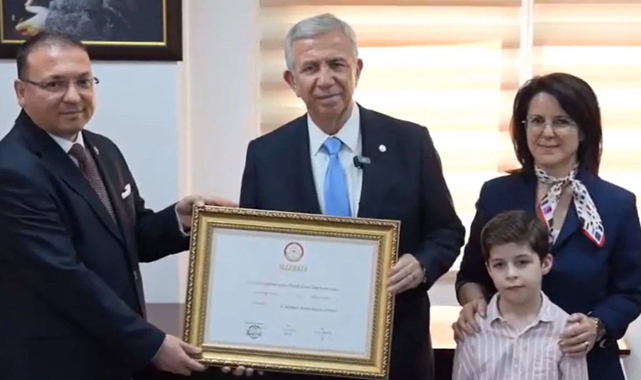 Mansur Yavaş mazbatasını aldı