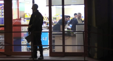 Market çıkışı bıçaklı saldırıya uğradı