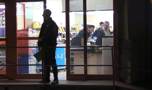 Market çıkışı bıçaklı saldırıya uğradı