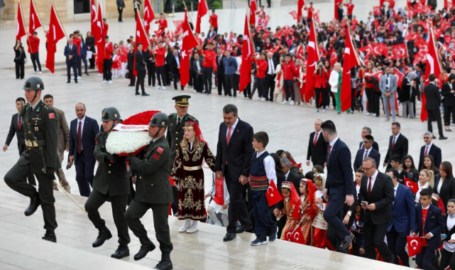 Milli Eğitim Bakanı Tekin çocuklarla Anıtkabir'de