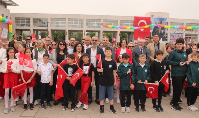 Mimarlar Odası Bursa Şubesi'nden Atatürk Anıtı'na çelenk takdimi