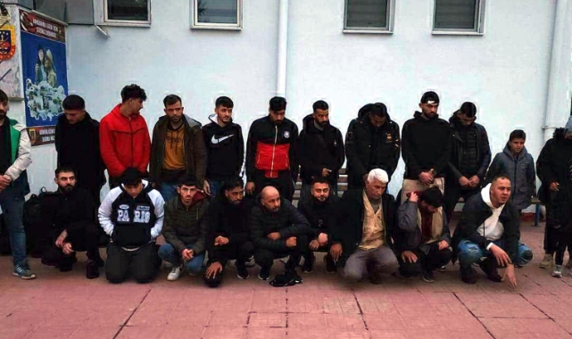 Minibüsün içinden 21 kaçak göçmen çıktı