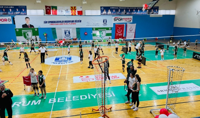 Minik sporcular, voleybol şenliğinde buluştu