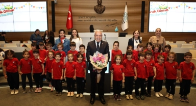 Minikler bayram coşkusunu Başkan Özdemir ile paylaştı