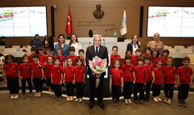 Minikler bayram coşkusunu Başkan Özdemir ile paylaştı