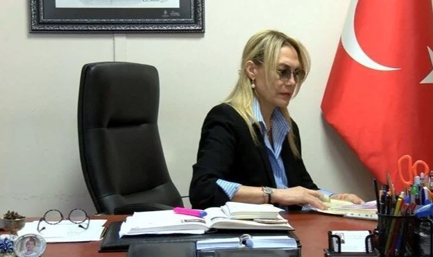 Muhtar seçilen ünlü sanatçı mazbatasını aldı