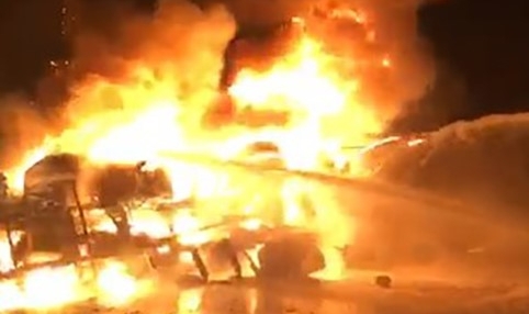 Otoyolda devrilen akaryakıt yüklü tanker alev alev yandı