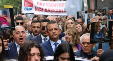 Özgür Özel tren kazasına yönelik duruşma öncesi ailelerle yürüdü