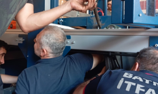 Paketleme makinesine kolu sıkışan işçi kurtarıldı!