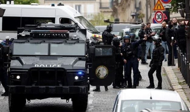 Paris'te canlı bomba alarmı!