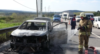 Pendik'te araç alev alev yandı