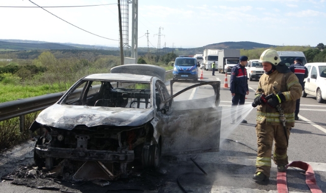 Pendik'te araç alev alev yandı