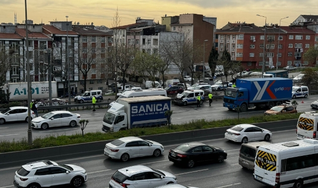 Polis aracı ile servis minibüsü çarpıştı: 4 yaralı