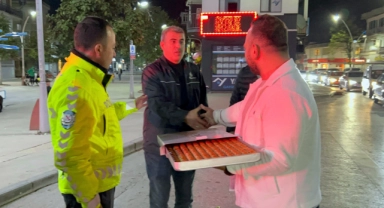 Polis ekiplerine esnaftan tatlı ikramı