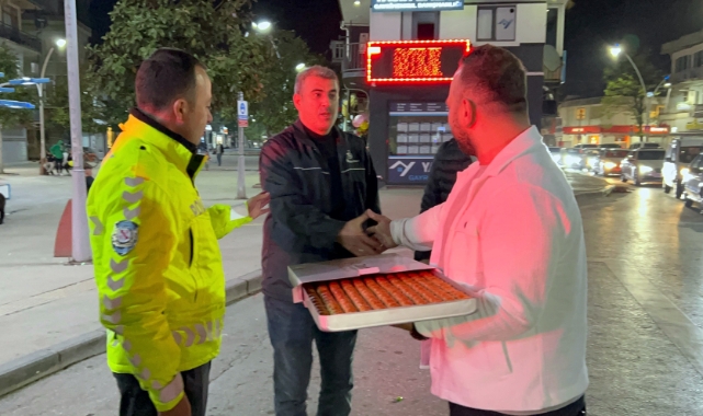 Polis ekiplerine esnaftan tatlı ikramı