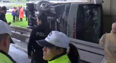 Polisleri taşıyan servis aracı yoldan çıktı: Çok sayıda yaralı var!