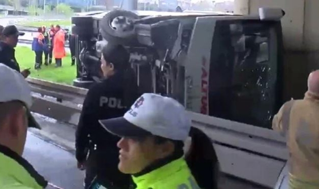 Polisleri taşıyan servis aracı yoldan çıktı: Çok sayıda yaralı var!
