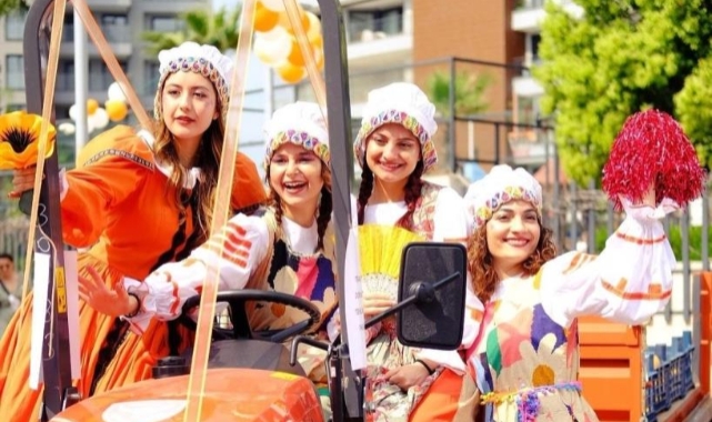Portakal Çiçeği Karnavalı tüm kenti sardı