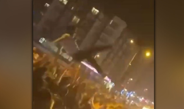 Seçim kutlamalarında havaya atılan genç yaralandı