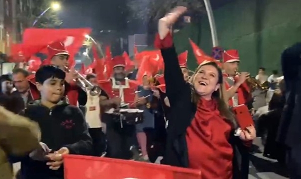 Seçimi kazanan kadın muhtara bando eşliğinde kutlama