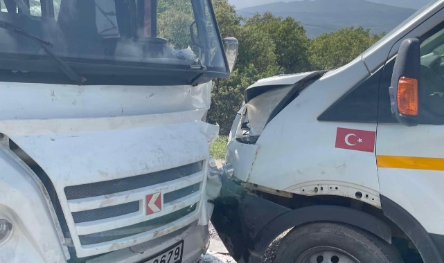 Selendi’de okul servisi kaza yaptı