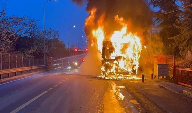 Seyir halindeki İETT otobüsü alev aldı