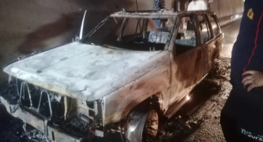 Seyir halindeki otomobil alev aldı