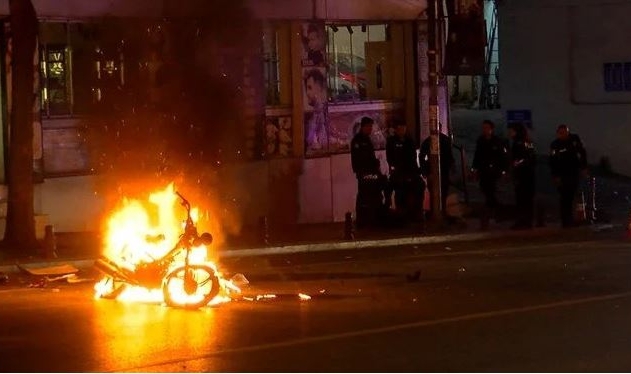 Sinir krizi geçiren sürücü motosikletini ateşe verdi