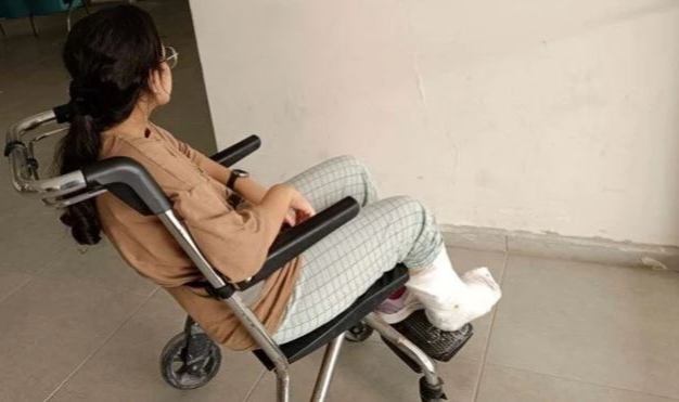Sokak köpeklerinden kaçarken ayağını kırdı
