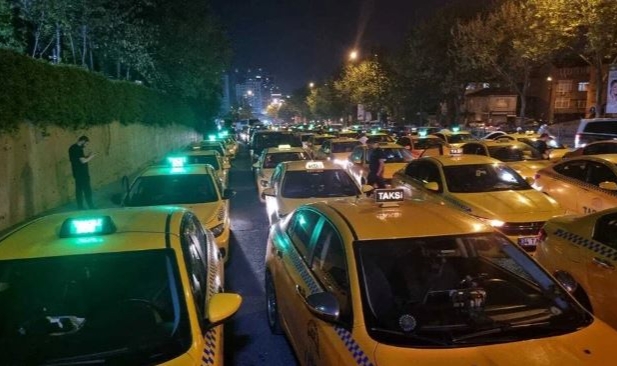 Taksiciler öldürülen meslektaşları için bir araya geldi