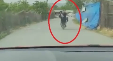 Tehlikeli hareketin ardından yere düştü