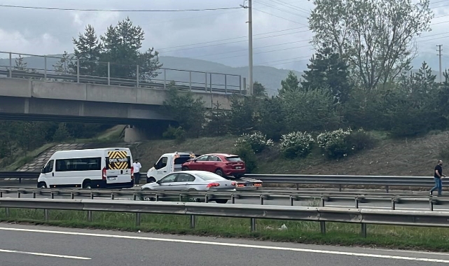 TEM’de otomobil TIR'a arkadan çarptı: 4 yaralı