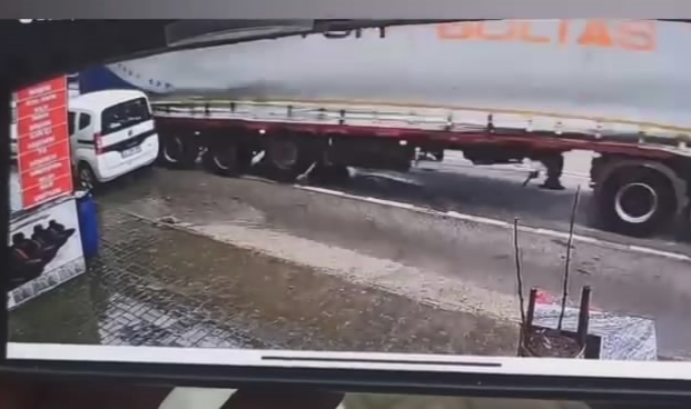 TIR park halindeki araca böyle çarptı