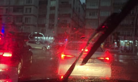 Tokat’ta sağanak yağışta sokaklar göle döndü