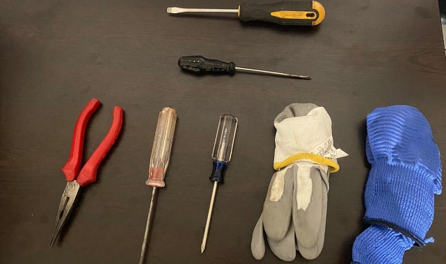 Tornavidalı hırsız saklandığı dolapta yakalandı