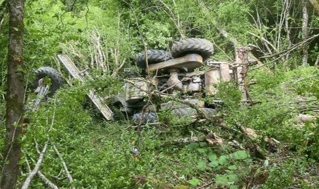 Traktör metrelerce yükseklikten yuvarlandı
