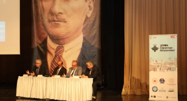 'Türkiye yüzyılda öğretmen olmak' konulu panel düzenlendi