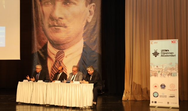 'Türkiye yüzyılda öğretmen olmak' konulu panel düzenlendi